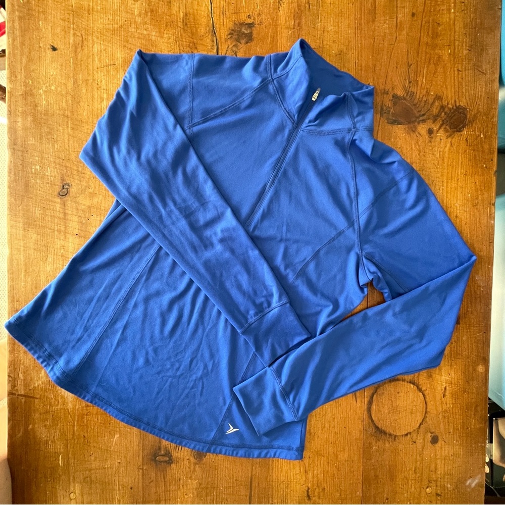 L - Semi-fitted Active Old Navy shirt